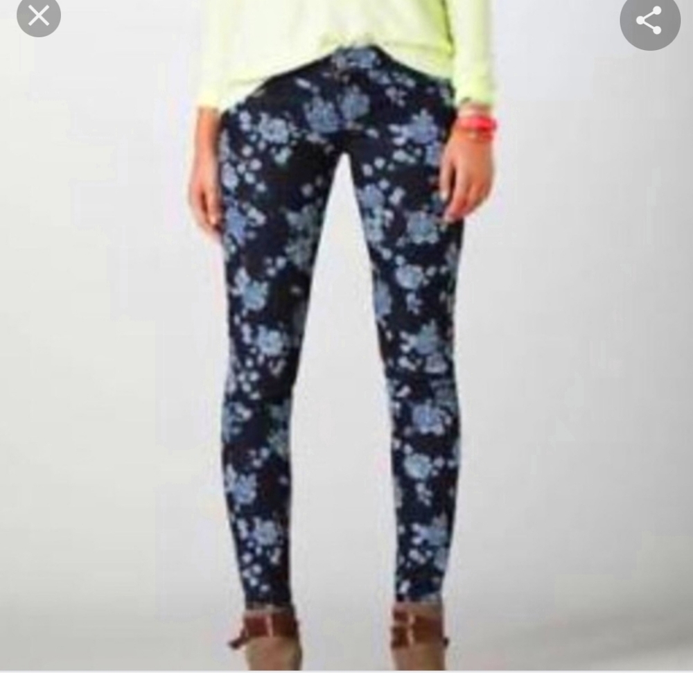 AMERICAN EAGLE BLUE FLORAL JEGGINGS...SIZE 4‎